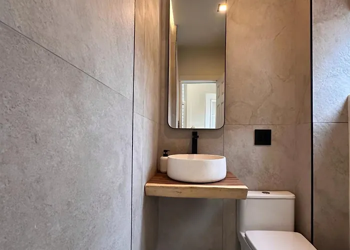 4 Beds Private Patio Modern *