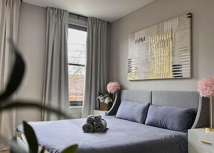 4 Beds Private Patio Modern Apartment *