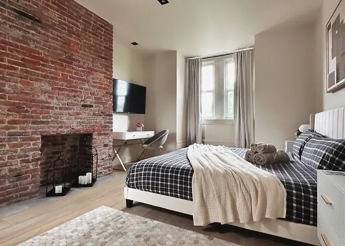 4 Beds Private Patio Modern Apartment Pittsburgh