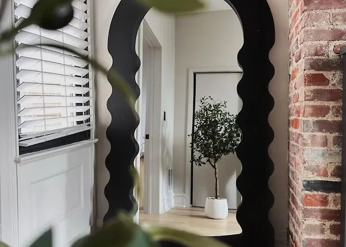 4 Beds Private Patio Modern Apartment *