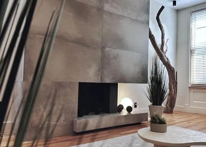 Apartment 4 Beds Private Patio Modern *