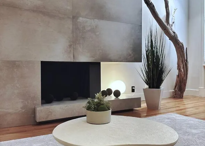 Apartment 4 Beds Private Patio Modern *
