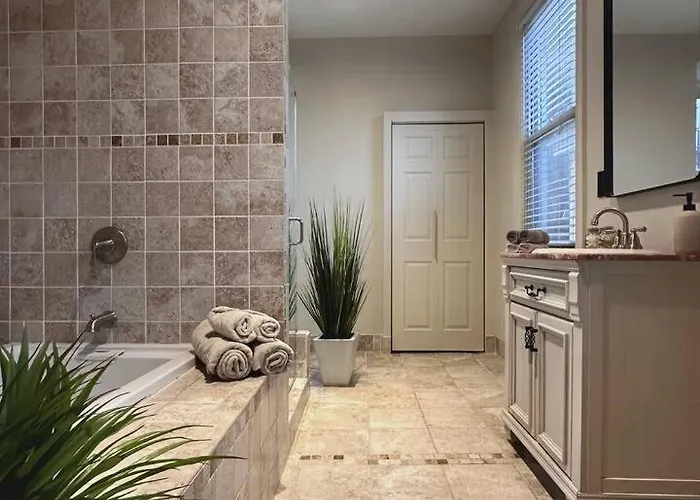 Apartment 4 Beds Private Patio Modern *