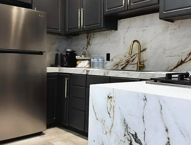 Apartment 4 Beds Private Patio Modern *