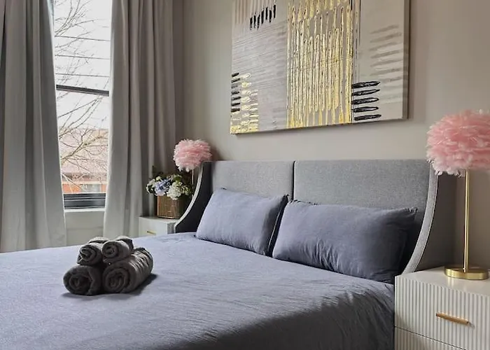 4 Beds Private Patio Modern Apartment Pittsburgh