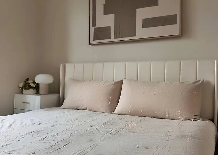4 Beds Private Patio Modern Apartment